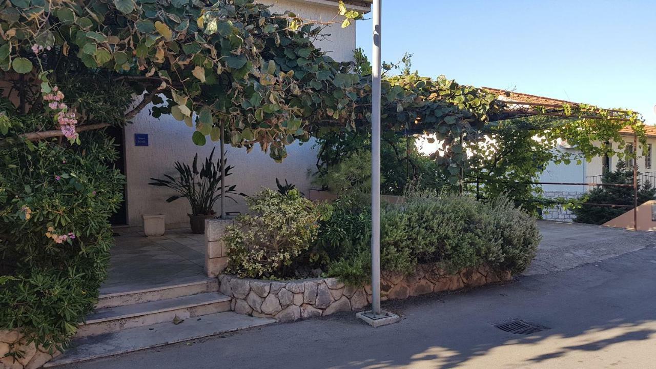 Apartments And Room Caric Jelsa  Exterior photo